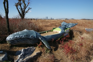 습지 곳곳에는 바다의 모습을 담은 조형물이 서 있어 재미를 더한다.