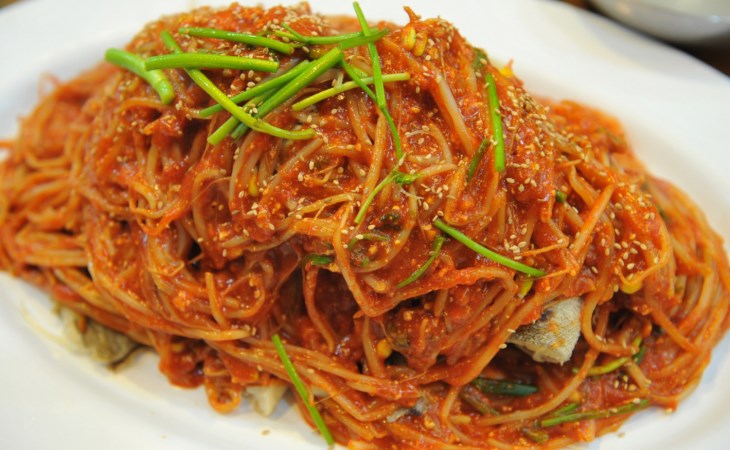 야채를&nbsp;곁들여 먹는 아귀찜은 매콤하면서도 신선한 맛이 일품이다.