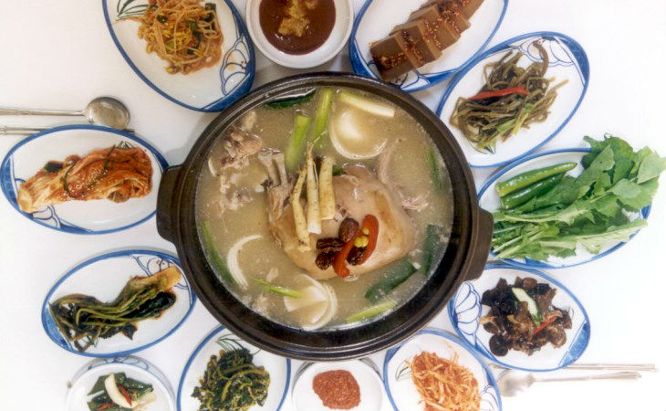 애저는 새끼 돼지를 이용한 음식으로 국물 맛이 깊고 풍부하며 건강에 좋다.