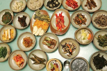 구례군에서 맛볼 수 있는&nbsp;특별한 건강식. 사찰 정식이 한 상 가득 차려져 있다.&nbsp;