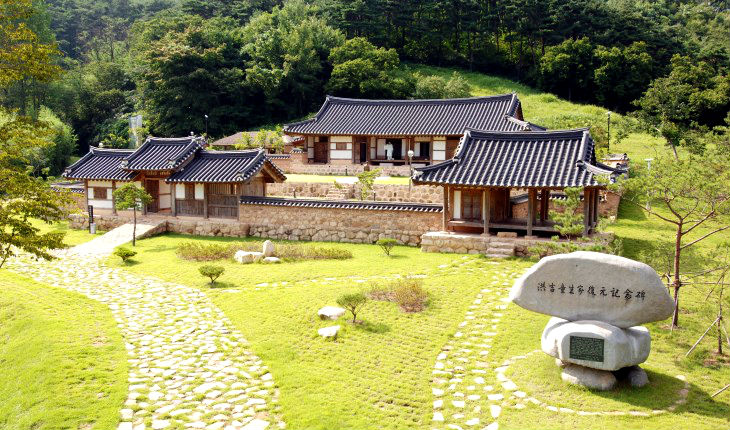 홍길동이 태어난 장성군에는 홍길동의 생가를 복원한 홍길동 테마파크가 자리 잡고 있다.