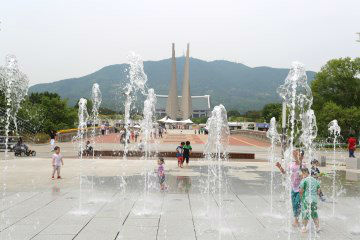 독립기념관은 역사를 기억하는 기록의 공간이자 시민들을 위한 휴식 공간이다.