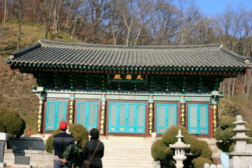 광덕사 대웅전(좌)과 적선당(우) 전경. 광덕사의 건물 대부분은 임진왜란 때 소실됐다.