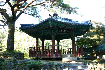 구룡계곡 초입에 위치한 춘향의 묘(좌)와 육모정(우). 계곡에&nbsp;본격적으로 오르기 전&nbsp;볼거리를 제공해 준다.