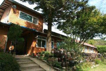 우리누리 선비문화체험관을 알리는 안내판(좌)과 체험관 모습(우).&nbsp;