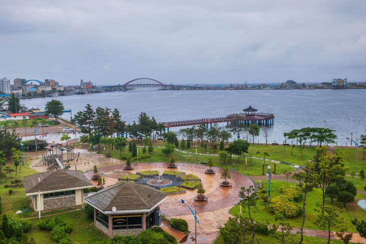 속초는 설악산과&nbsp;청초호,&nbsp;동해가 아름답게&nbsp;어우러진 고장. 높게 솟은 탑이 강원관광엑스포의 전망대이다.