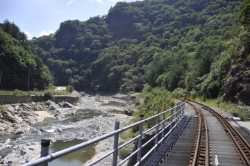 물을 건너고 숲길을 가로질러, 선로는 이어진다. 쭈욱!