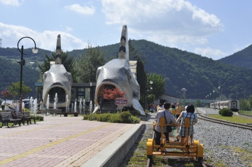 아우라지역의 귀여운 명물, 어름치 카페. 구절역에는 여치 카페가 있다.&nbsp;