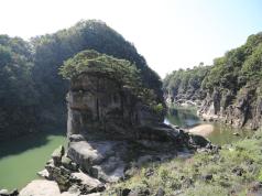 고석정의 빼어난 경치를 둘러보며 안보견학을 시작한다.