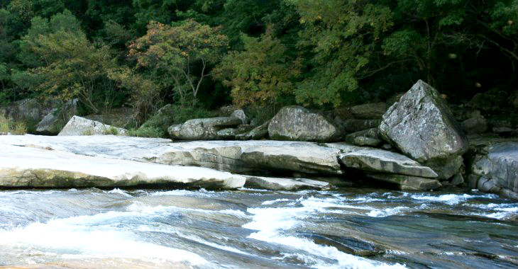 화양구곡에서는 아름다운 풍경과 함께 역사적 흔적도&nbsp;찾아볼 수 있다.