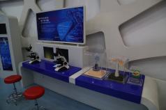 모형 실험실이지만 사뭇 진지한 모습으로 실험에 임하게 된다.&nbsp;