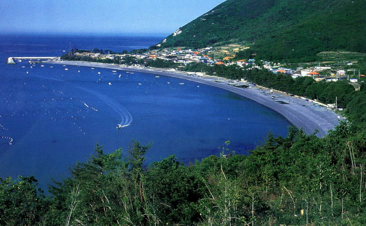 보길도 예송마을의 해안선이 특히&nbsp;아름답기로 유명하다.