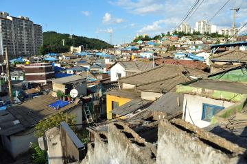 높다란 계단끝에서&nbsp;고개들 돌리면 부평구가 한 눈에 내려다보인다.