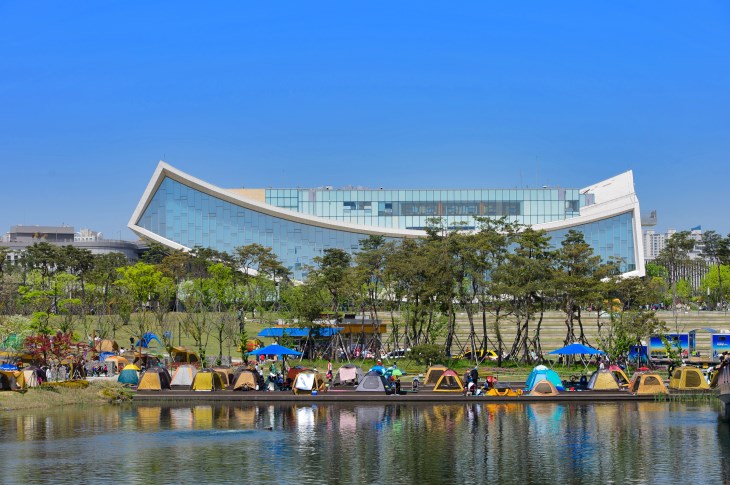 세종호수공원과 맞닿아 있는 국립세종도서관 전경. 캠핑을 하는 사람들도 눈에 띈다.&nbsp;