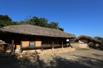 가슴 속이 탁 트이는&nbsp;너른 마당을 자랑하는 이식래 가옥