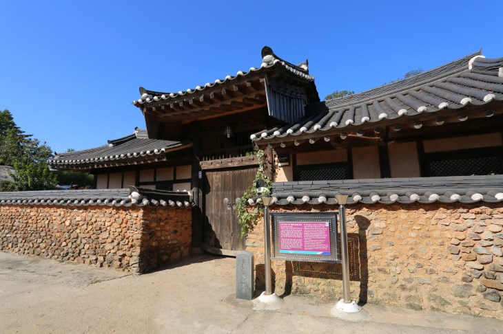 사대부가의&nbsp;위풍당당한 풍채를&nbsp;띤&nbsp;이용욱 가옥 대문