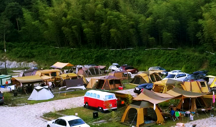 대나무생태공원 윗자락에 위치한 담양 금성산성 오토캠핑장 전경.