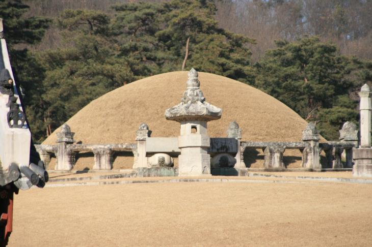 영릉에는 효종이 원했던&nbsp;청나라에 대한 복수의 꿈이&nbsp;잠들어있다.