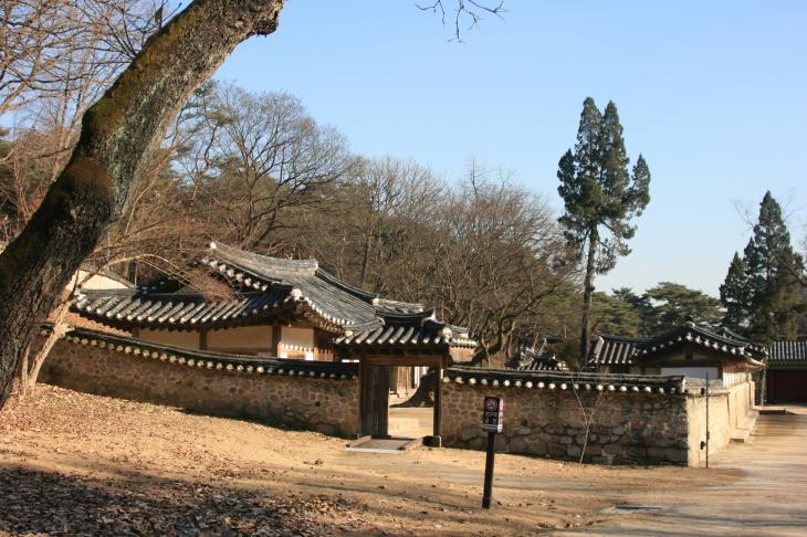 영릉재실은 효종과 인선왕후가 잠든 영릉에&nbsp;제사를 올리기 위해 만들어졌다.