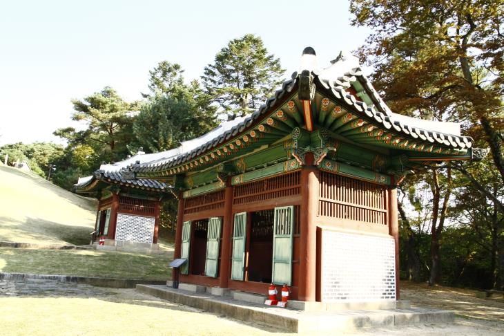 어린 나이에 세상을 떠난 효장세자 곁에는 그를 지키는&nbsp;비각이 있다.