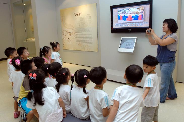 진지한 모습으로 민속놀이를 배우고 있는 아이들