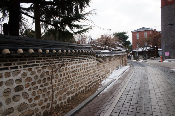 윤보선 가옥을 끼고 이어진&nbsp;돌담길