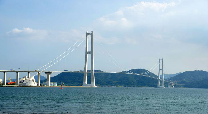 여수산업단지와 광양산업단지를 연결하는 이순신대교 전경.