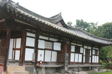 선병국가옥의 정면(좌)과 측면(우) 모습.