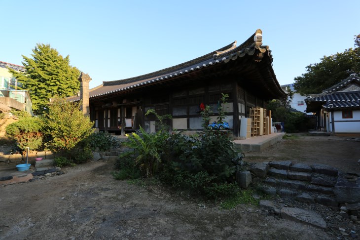 관아 형태를 띤&nbsp;ㅡ자형 평명구조의&nbsp;박경중 가옥