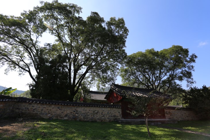 고요함에 이끌려 문을 열고 들어가고픈&nbsp;마음이 드는 듯하다.