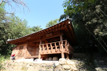 소박하지만 속속들이 그만의&nbsp;멋을 내고 있는 가옥의 모습