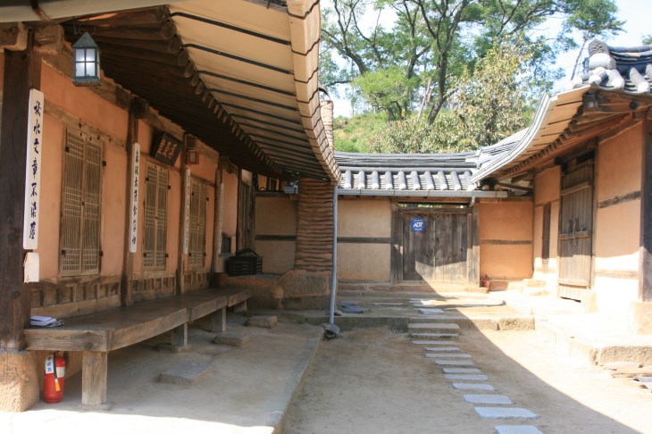 가옥 안 그늘 사이로&nbsp;내려앉은 따스한 햇볕