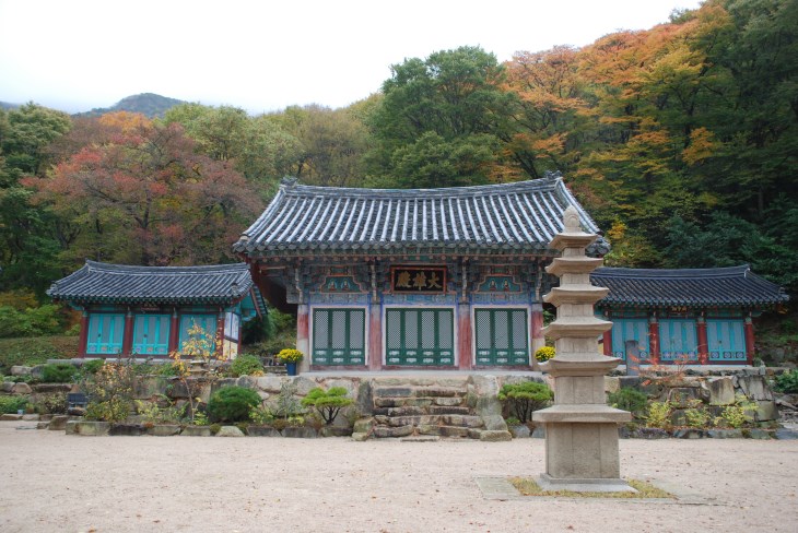 단출하지만 호젓한 운치가 느껴지는&nbsp;운수사 전경.