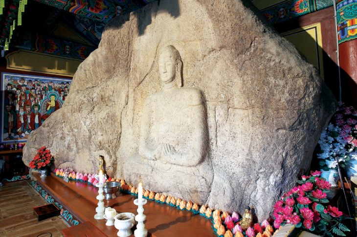 운천사 마애여래좌상에는 원효대사에 얽힌 이야기가 전해 내려오지만, 실제로는 고려시대 때 만들어진 것으로 추정된다.