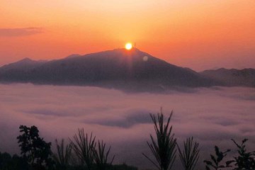 가을철 특히 아름다운 식장산&nbsp;풍경(좌)과 이른 아침 일출 풍경(우).