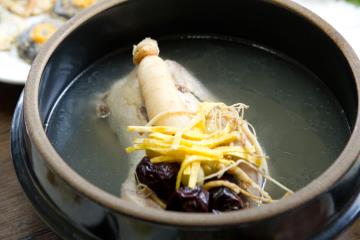금산인삼 삼계탕은&nbsp;관광객들에게 최고의 인기를 자랑한다.
