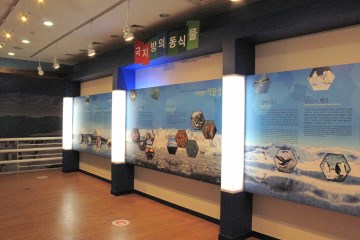 다양한 자연사 자료를 전시하고 있는 고성자연사박물관 내부(좌)와&nbsp;수석전시관(우) 전경.