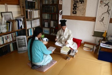 청학동 거주민의 자녀들은&nbsp;학교를 대신해 서당에서 학문을 연마한다.