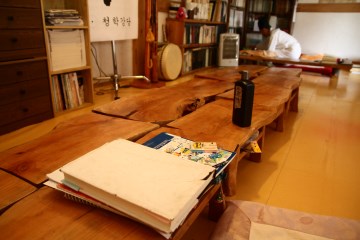 청학동 거주민의 자녀들은&nbsp;학교를 대신해 서당에서 학문을 연마한다.