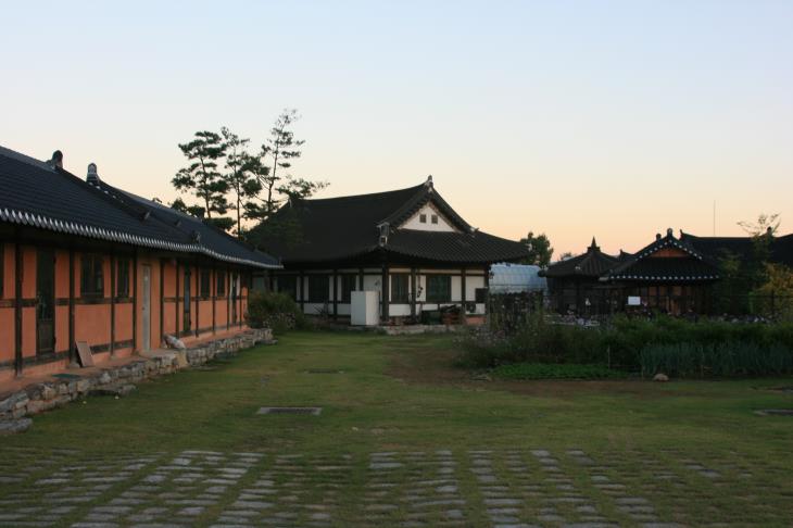 저녁이 되면 해질녘 장이 익어가는 마을의 아름다운 모습을 볼 수 있다.