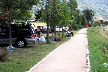 평사리공원 야영장의 한쪽은&nbsp;울창한 소나무 숲, 다른 한쪽은 섬진강과 맞닿아 있다.