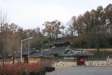 염선재는 사계 김장생의 부인 순천 김씨를 모신 곳이다.