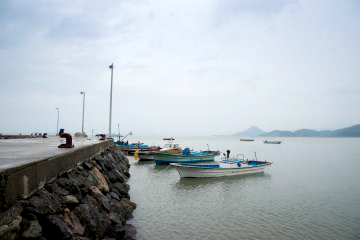 화포해변은&nbsp;아름다운 일출 풍경과 드넓은 갯벌을 품은 곳으로&nbsp;유명하다.