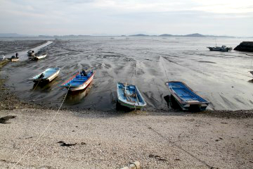 화포해변은&nbsp;아름다운 일출 풍경과 드넓은 갯벌을 품은 곳으로&nbsp;유명하다.