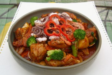 해산물이 푸짐하게 들어간 해물 닭볶음탕의 국물은 얼큰하고 시원하다&nbsp;