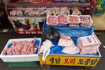 해산물이 푸짐하게 들어간 해물 닭볶음탕의 국물은 얼큰하고 시원하다&nbsp;