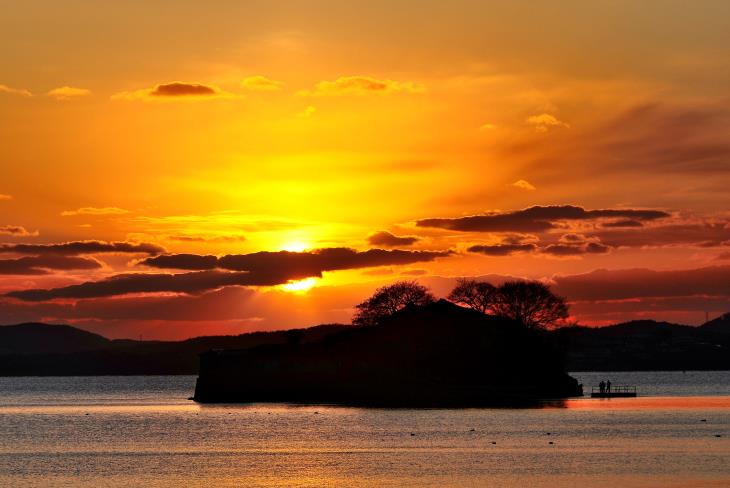 간월암은 신비의 길 만큼 아름다운 낙조를&nbsp;가지고 있다.
