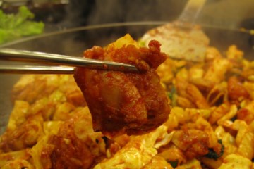 도톰한 닭고기는 각종 야채와 어우러져&nbsp;입 안을 풍성하게 해준다.