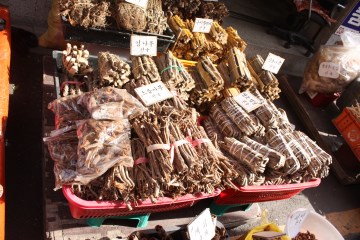 구포시장 내 약초골목에 진열되어 있는 매우 다양한 약재들