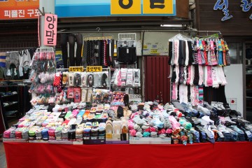 형형생색 양말들이 깔끔하게 진열되어 있는 상점의 모습